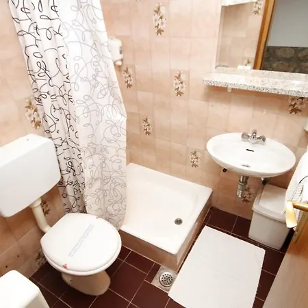 Twin Starigrad 3333i Guest house 3*